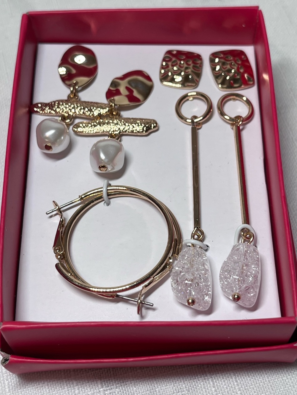 Set of gold-tone fashion earrings
drop earrings, hoops, studs
Faux pearls